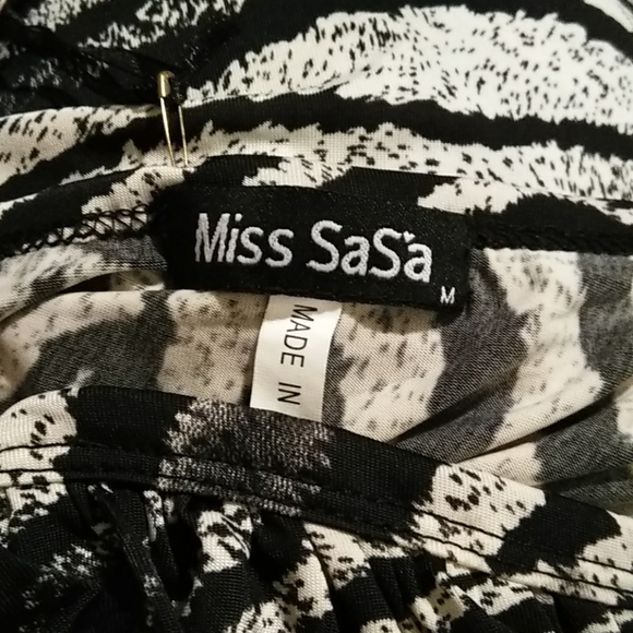 😻 4/$25 Ruffled Front Animal Print Waist Length Blouse NWT - Picture 4 of 8